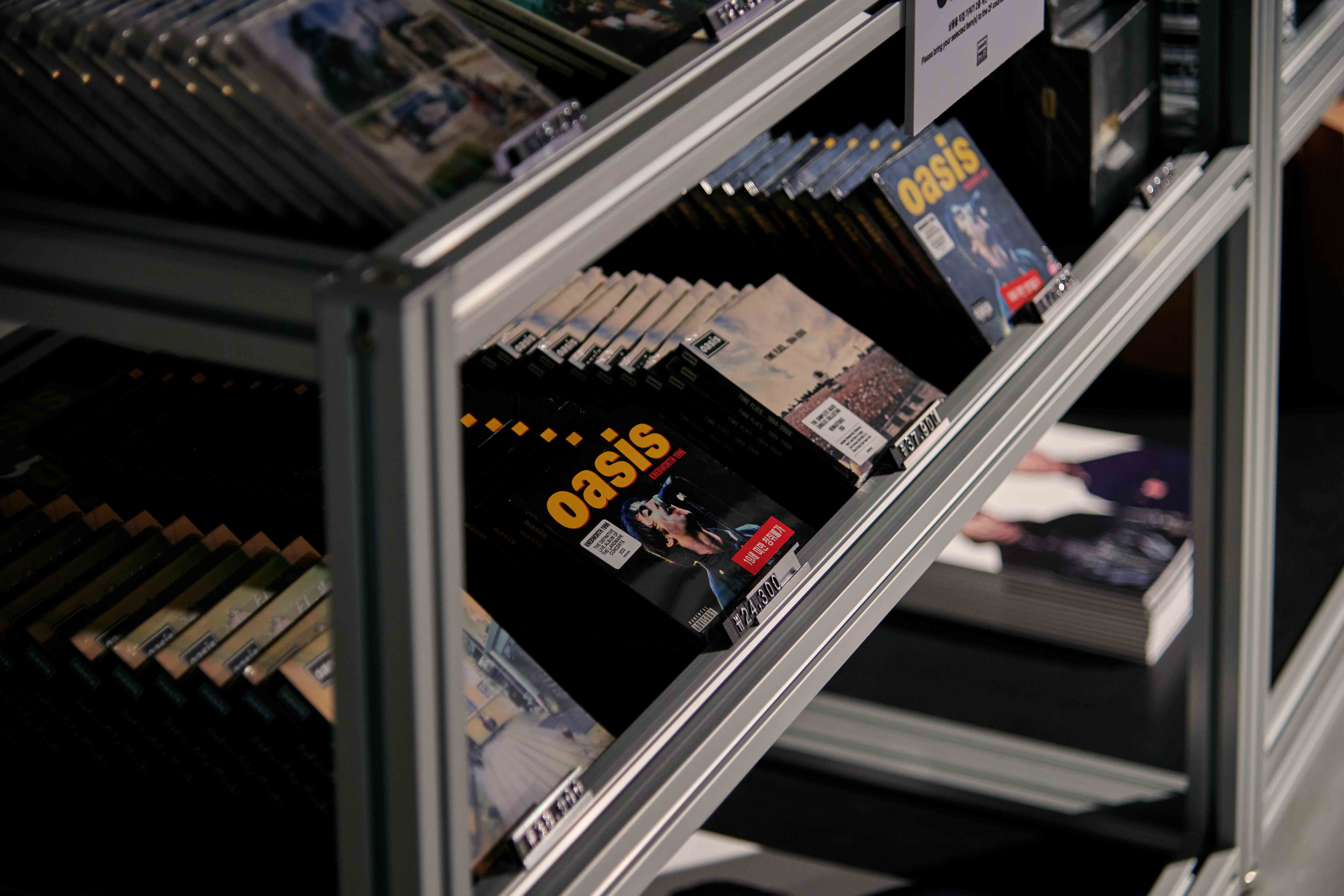 OASIS-LIVE-25-OFFICIAL-FAN-STORE-SEOUL-1 image 2