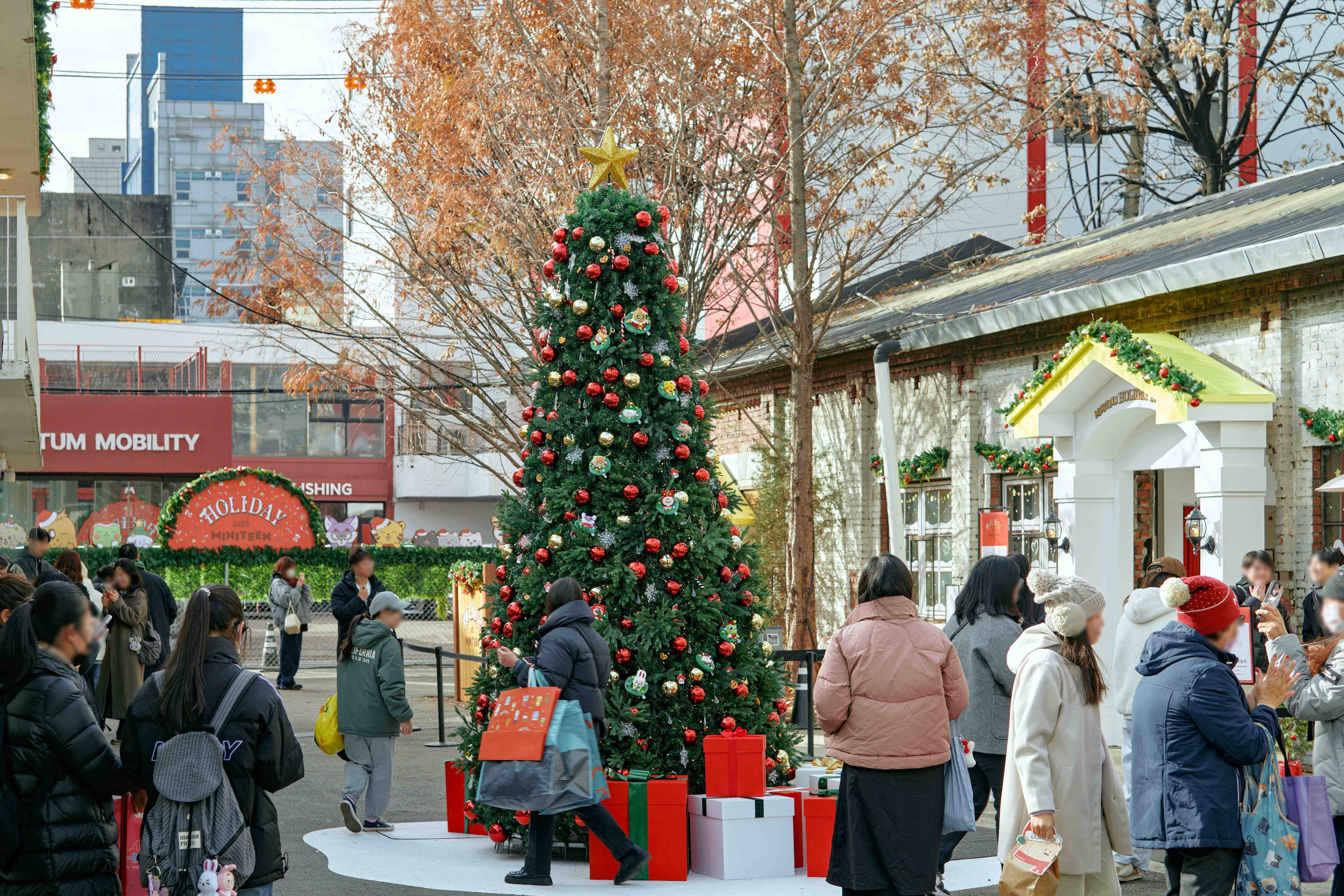 HOLIDAY-WITH-MINITEEN-POP-UP image 2