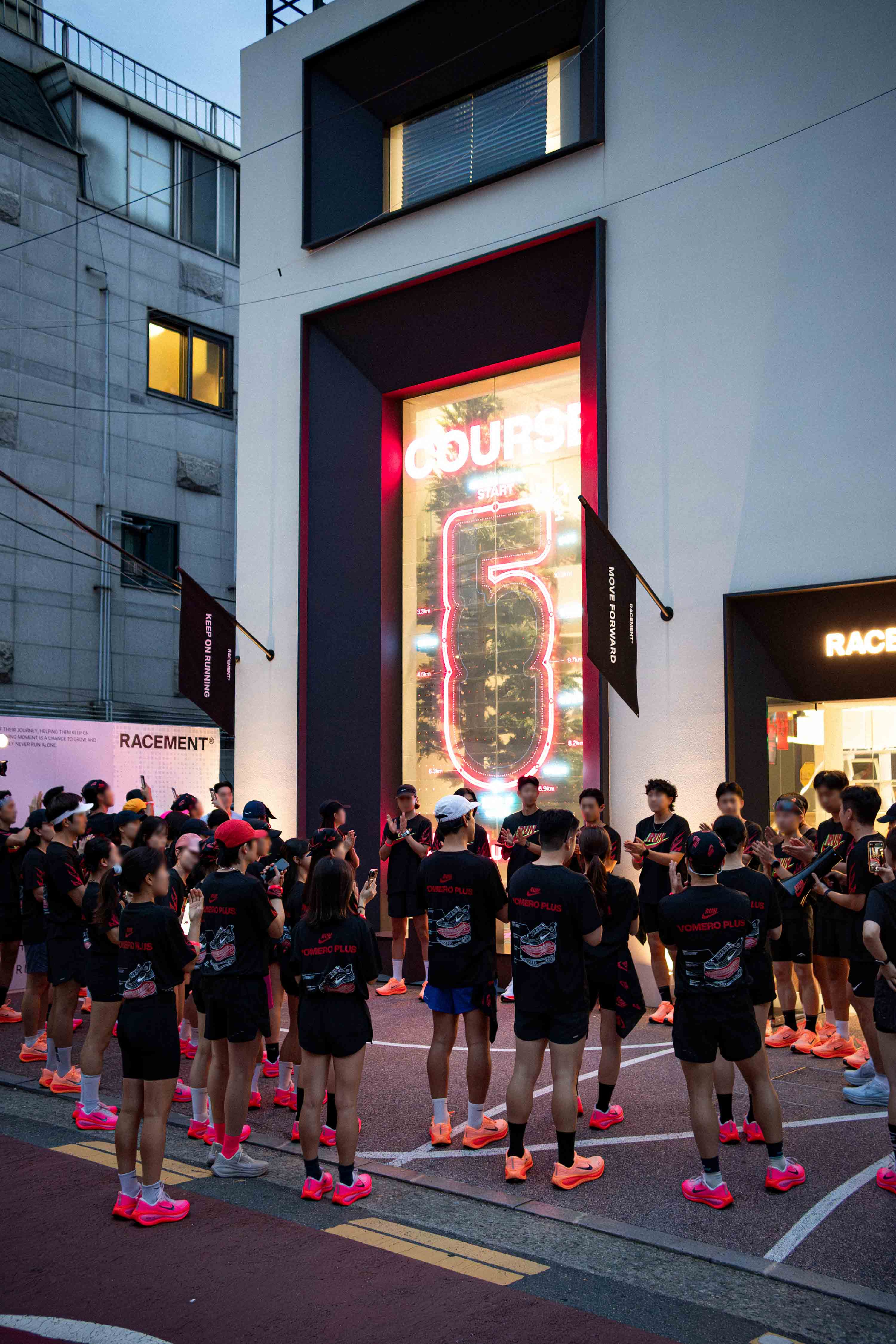 NIKE-RUN-CLUB-VOMERO-PLUS-LSD-13K image 2