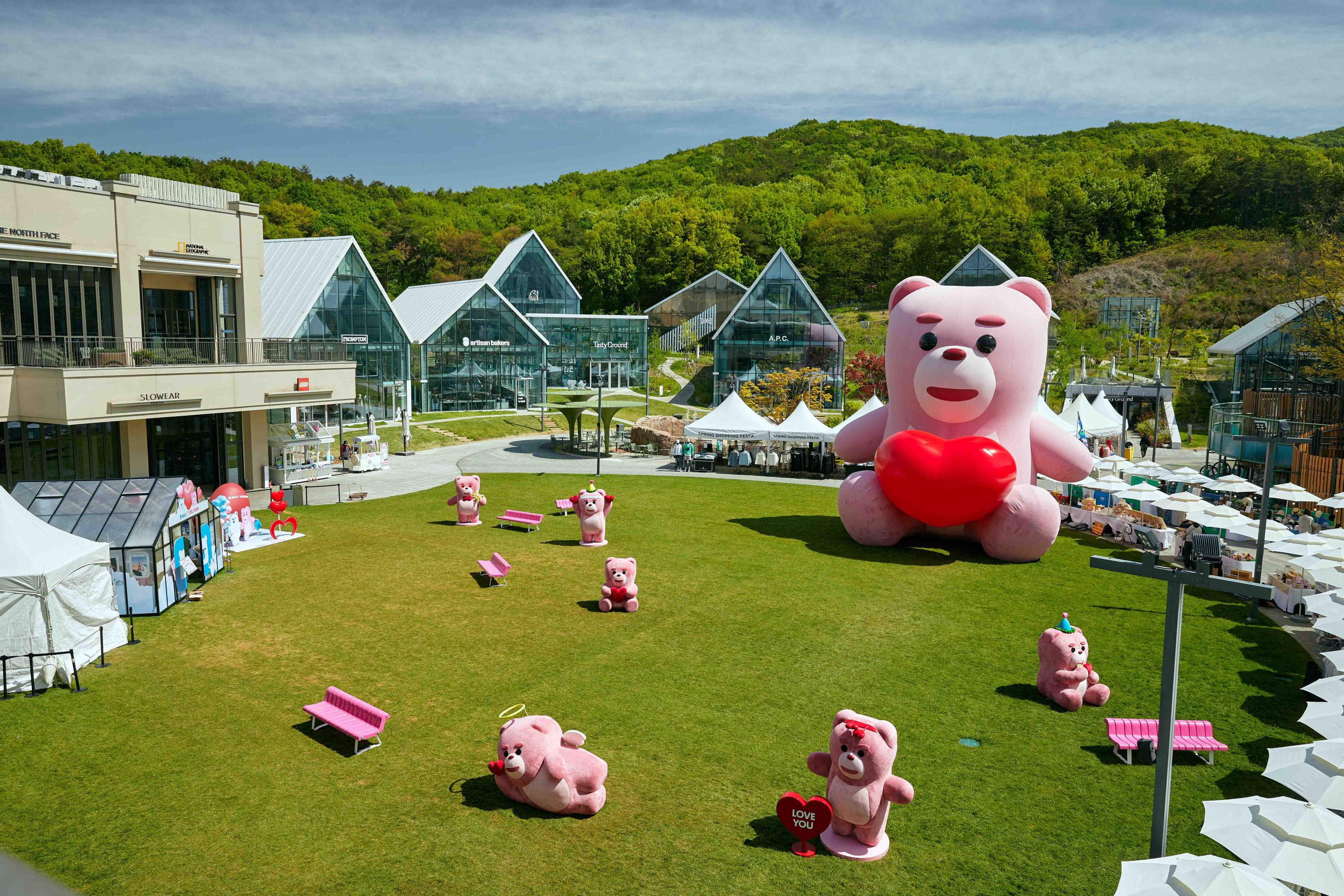 BELLYGOM, BRINGS LOVE POP-UP STORE